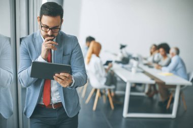 Office dijital tablet ile genç işadamı portresi