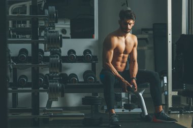 Eğitim salonunda yakışıklı genç