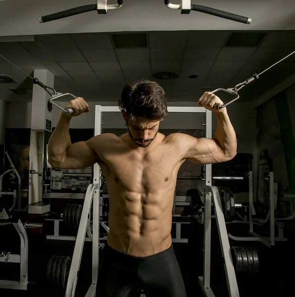 Polonahá Svalnatý Muž Tělocvičně Dělat Cvičení Pro Biceps — Stock fotografie
