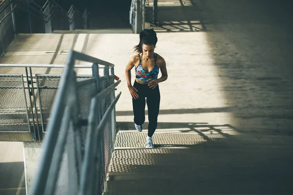 Mujer Joven Corriendo Sola Escaleras Aire Libre — Foto de Stock