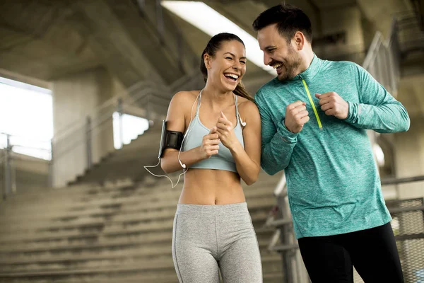 Pareja Joven Corriendo Ambiente Urbano Día Soleado — Foto de Stock