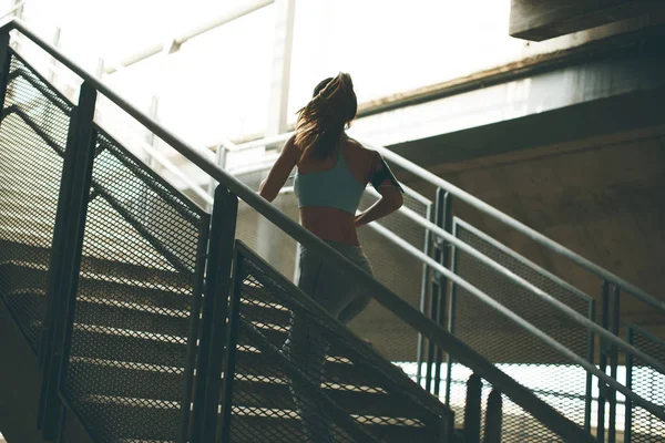 Jeune Femme Courir Seul Dans Les Escaliers Extérieur — Photo