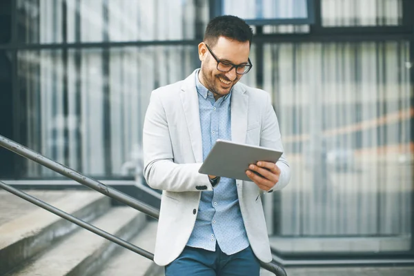 Guapo Joven Empresario Con Tableta Digital Por Edificio Oficinas — Foto de Stock