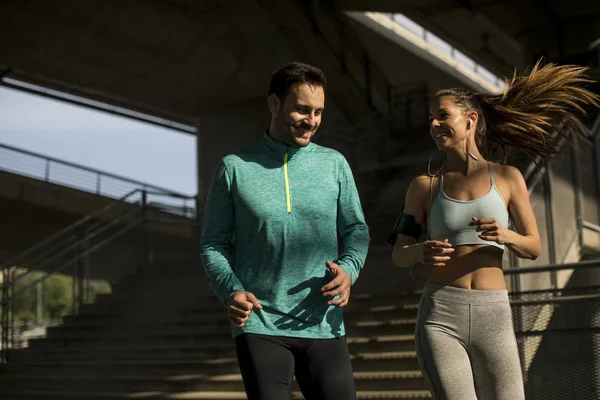 Pareja Joven Corriendo Ambiente Urbano Día Soleado — Foto de Stock