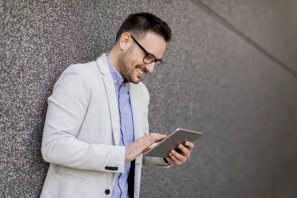 Joven Hombre Negocios Guapo Con Tableta Digital Por Pared Gris — Foto de Stock