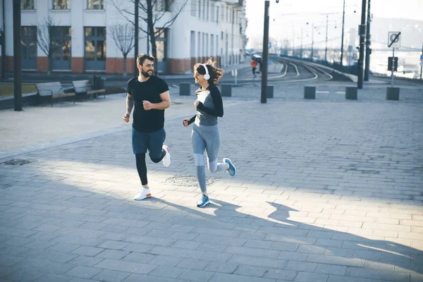 Pareja Joven Corriendo Por Mañana Como Buen Hábito — Foto de Stock