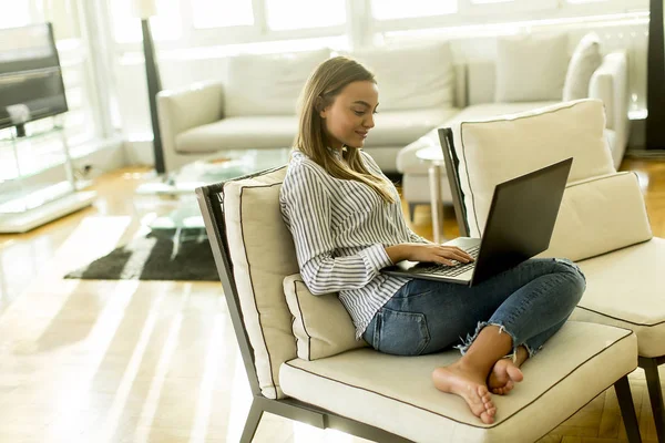 Mulher Sorridente Com Laptop Deitado Sofá Sua Sala Estar — Fotografia de Stock