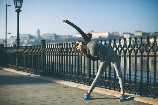 Zobacz Dość Młoda Kobieta Praktyk Rozciągania Joggingu Odkryty — Zdjęcie stockowe