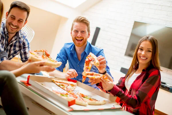 Группа Молодых Друзей Которые Едят Пиццу Дома Веселятся — стоковое фото