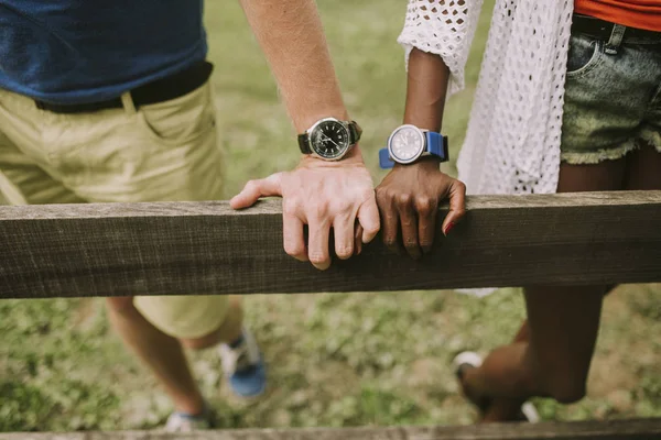 Unga Multiracial Paret Parken Sommardag — Stockfoto