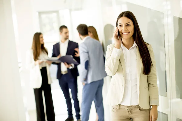 Jeune Femme Affaires Utilise Téléphone Tandis Que Autres Gens Affaires — Photo