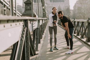 Genç yakışıklı çift eğitim kentsel çevre güneşli gün var