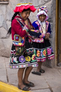 Cusco, Peru - 31 Aralık 2017: Cusco, Peru Caddesi'nde kimliği belirsiz kızlar. Cusco nüfusun neredeyse % 29 daha az 14 yıl var.
