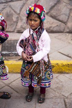 Cusco, Peru - 31 Aralık 2017: Cusco, Peru sokaktaki tanımlanamayan kız. Cusco nüfusun neredeyse % 29 daha az 14 yıl var.