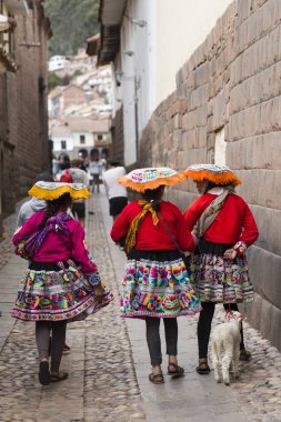 Cusco, Peru - 1 Ocak 2018: Cusco, Peru Caddesi'nde kimliği belirsiz kadın. Tüm şehir Cusco 1983 yılında UNESCO Dünya Miras Listesi tayin edilen.