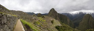 Machu Picchu, Peru, 3 Ocak 2018: Kimliği belirsiz kişi Machu Picchu, Peru eski Inca kalesi kalıntıları. Neredeyse 2500 turist Machu Picchu her gün ziyaret.