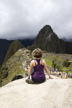 Genç kadın Peru Machu Picchu Inca Kalesi üzerinde meditasyon
