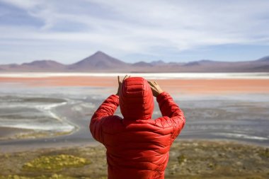 Laguna Colorada, Eduardo Avaroa and Fauna Ulusal rezerv Bolivya'daki alarak fotoğraf genç adam