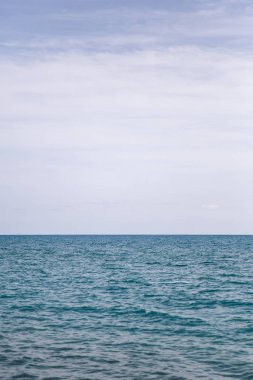 Mavi deniz horizon adlı güneşli bir günde görüntülemek