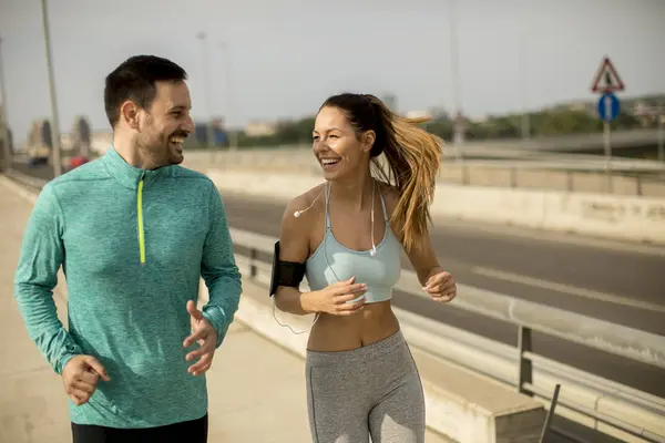 Pareja Joven Corriendo Ambiente Urbano Día Soleado — Foto de Stock