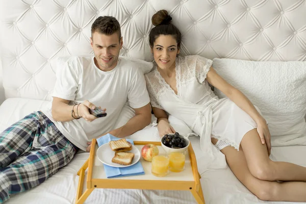 Jonge Gelukkige Paar Ontbijten Kijken Naar Luxekamer — Stockfoto