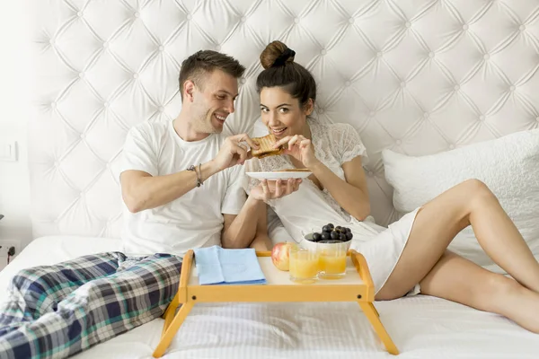 Jovem Casal Amoroso Tomando Café Manhã Cama — Fotografia de Stock