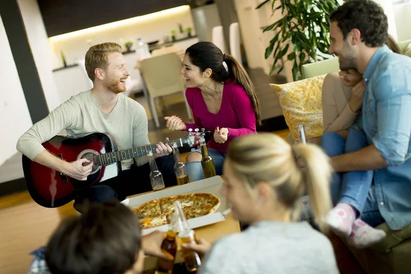 Grupo Jóvenes Celebrando Una Fiesta Pizza Habitación —  Fotos de Stock