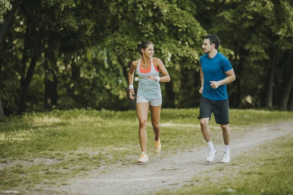 Giovani Che Fanno Jogging Esercitano Nella Natura Nella Giornata Sole — Foto Stock