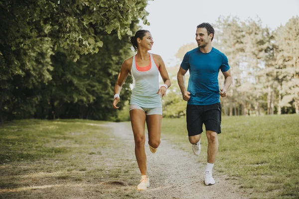 Pareja Joven Corriendo Parque Día Soleado — Foto de Stock