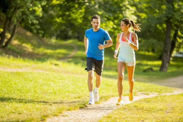 Giovane Coppia Che Corre Nel Parco Nella Giornata Sole — Foto Stock