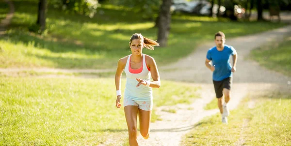 Jovens Fazendo Jogging Exercitando Natureza Dia Ensolarado — Fotografia de Stock