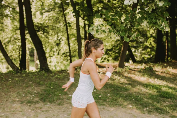 Vue Sur Jeune Femme Courant Dans Parc Sur Une Belle — Photo