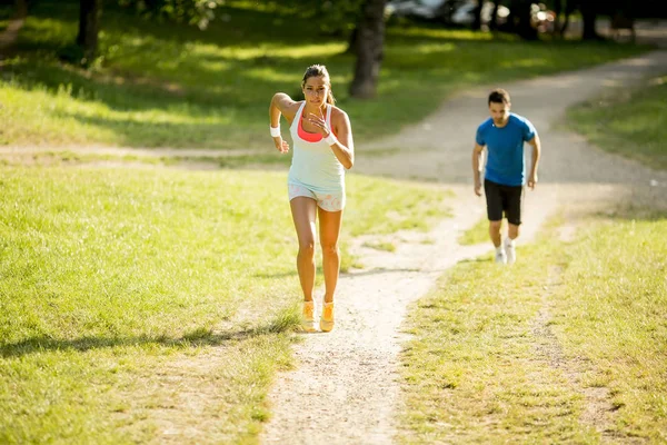 Młodzi Ludzie Jogging Wykonujących Przyrodzie Słoneczny Dzień — Zdjęcie stockowe