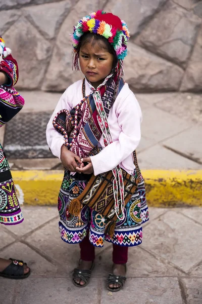 クスコ ペルー 2017 ペルーのクスコの街の正体不明の女の子 クスコの人口のほぼ がある 歳未満 — ストック写真