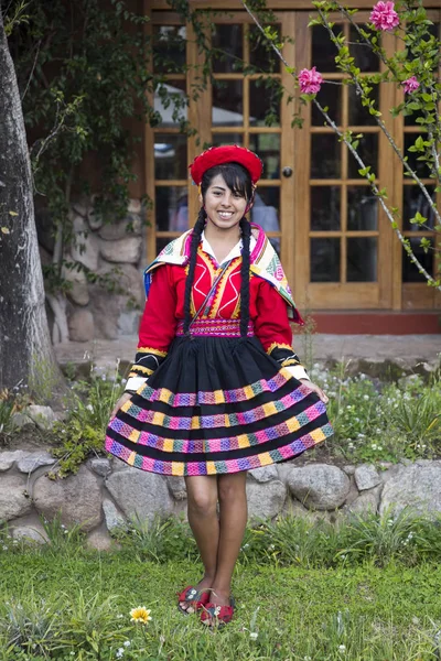 クスコ ペルー 2017 ペルーのクスコの街で正体不明の若い女性 全体の都市クスコの街は 1983 年にユネスコの世界遺産に指定されました — ストック写真