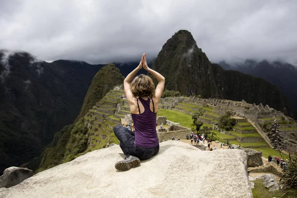 Mujer Joven Meditando Sobre Ciudadela Inca Machu Picchu Perú — Foto de Stock