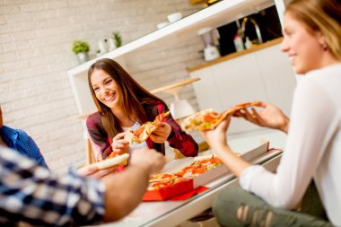 Pizza evde yemek ve having fun genç arkadaş grubu