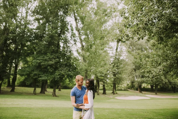 Multiraciale paar in het park — Stockfoto