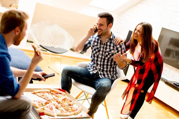 Pizza evde yemek ve having fun genç arkadaşlar