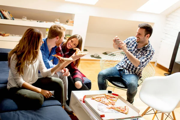 Grupp Unga Vänner Äter Pizza Hemma Och Roligt — Stockfoto