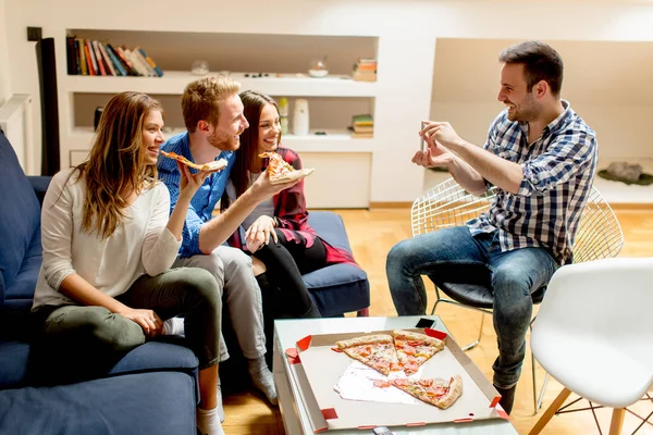 Pizza evde yemek ve having fun genç arkadaş grubu