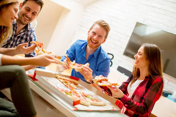 Gruppo Giovani Amici Che Mangiano Pizza Casa Divertono — Foto Stock