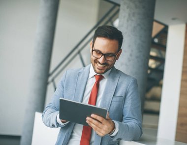 Office dijital tablet ile genç işadamı portresi