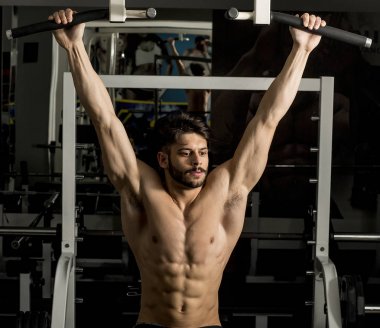 Çekme yapan yarı çıplak genç erkek ups spor salonunda