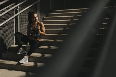 Merdivenlerde istirahat oldukça genç kadın atlet portresi