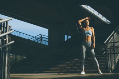 Bir aktif fitness eğitim sonra dinlenme memnun uygun kadın