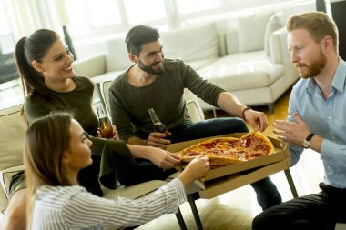 Gençlerin Tarih pizza partisi odasında grup