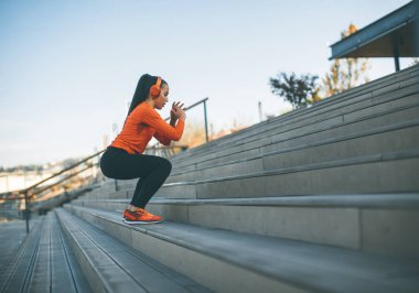 Kentsel çevre açık atlama fitness kadın