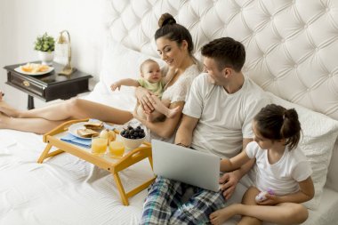 Yatakta genç familly