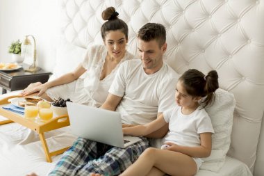 Yatakta genç familly